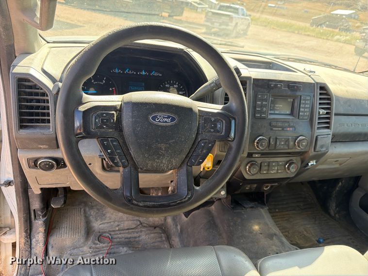 image for item FM7659 2017 Ford F250 Super Duty Crew Cab flatbed pickup truck
