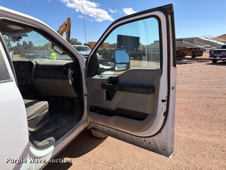 image for item FM7659 2017 Ford F250 Super Duty Crew Cab flatbed pickup truck