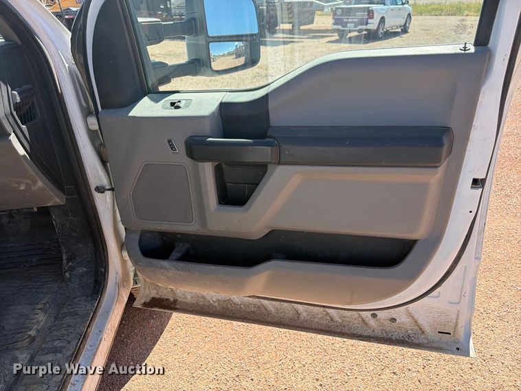 image for item FM7659 2017 Ford F250 Super Duty Crew Cab flatbed pickup truck