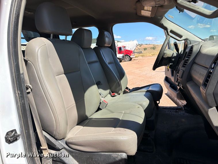image for item FM7659 2017 Ford F250 Super Duty Crew Cab flatbed pickup truck