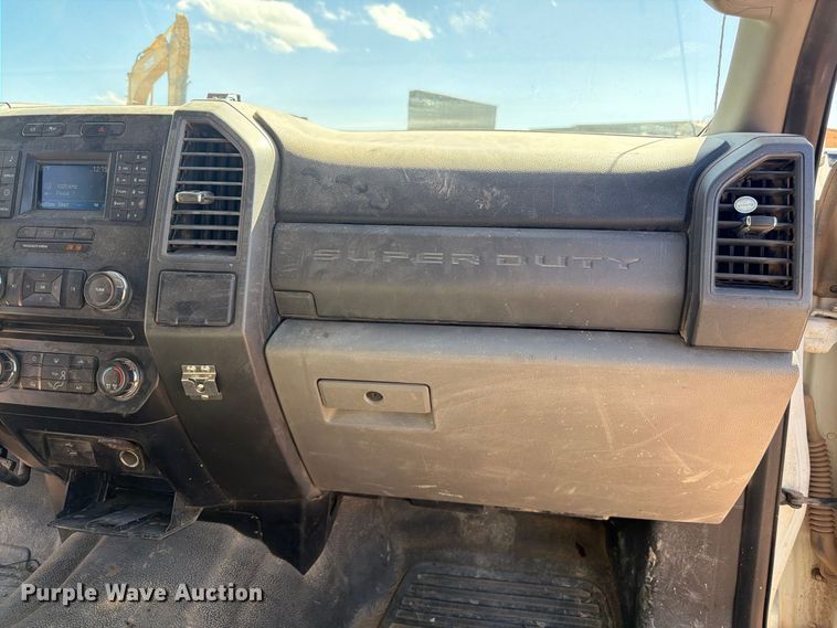 image for item FM7659 2017 Ford F250 Super Duty Crew Cab flatbed pickup truck