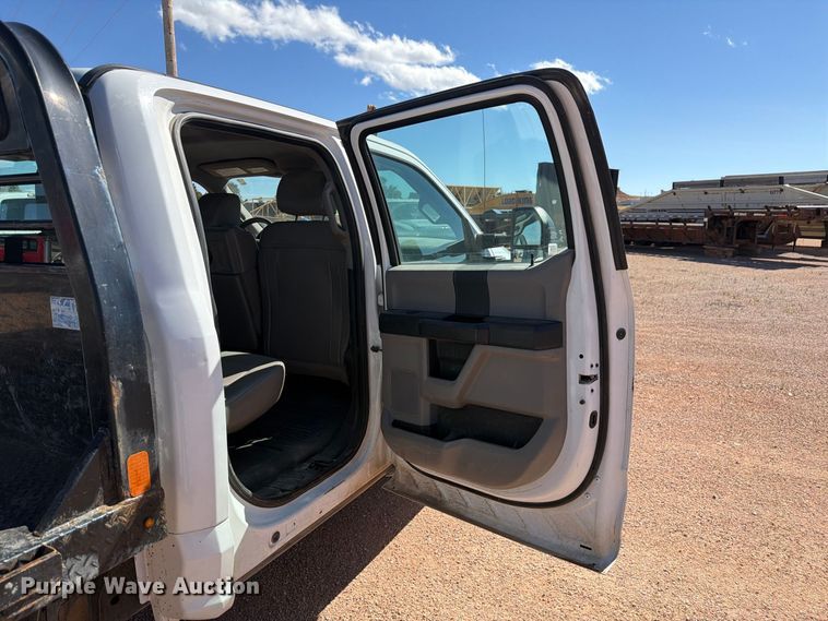 image for item FM7659 2017 Ford F250 Super Duty Crew Cab flatbed pickup truck