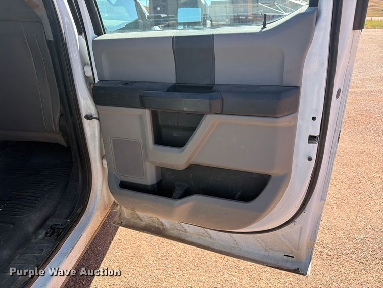 image for item FM7659 2017 Ford F250 Super Duty Crew Cab flatbed pickup truck