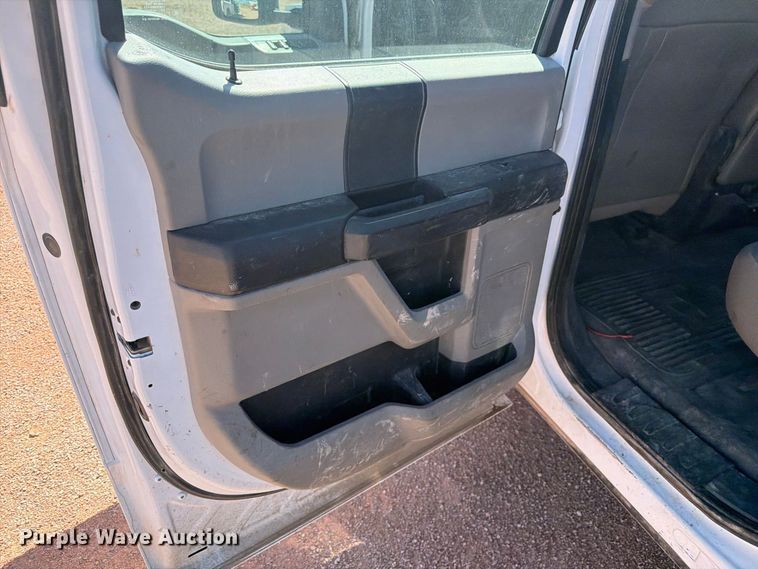image for item FM7659 2017 Ford F250 Super Duty Crew Cab flatbed pickup truck
