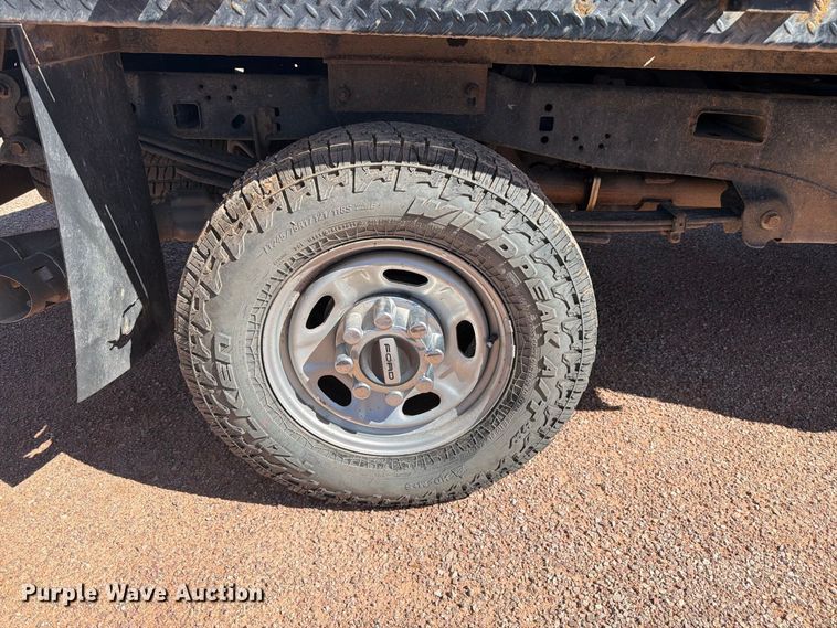 image for item FM7659 2017 Ford F250 Super Duty Crew Cab flatbed pickup truck