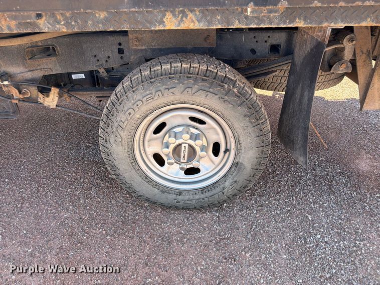 image for item FM7659 2017 Ford F250 Super Duty Crew Cab flatbed pickup truck