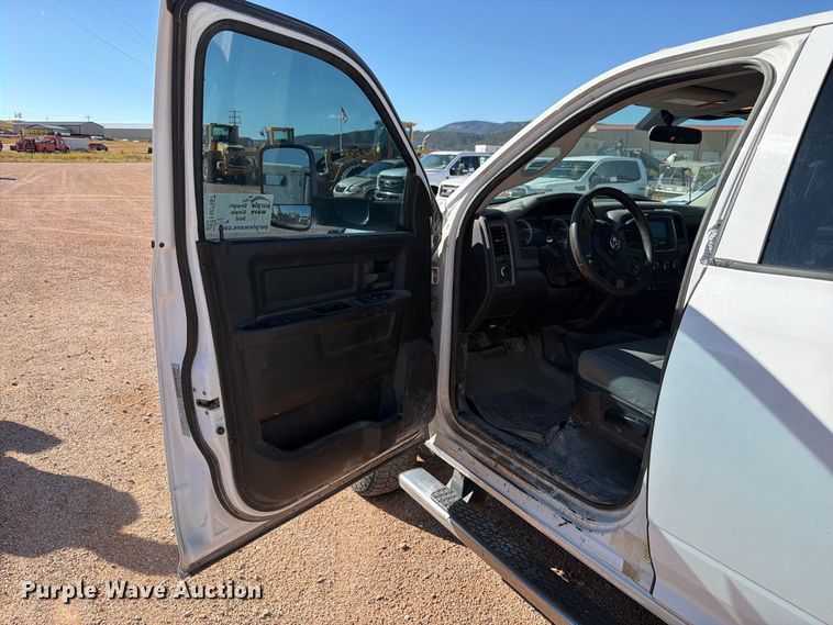 image for item FM7667 2018 RAM 3500 Crew Cab flatbed pickup truck