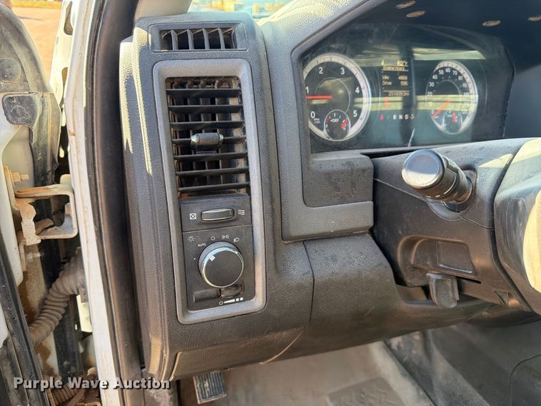 image for item FM7667 2018 RAM 3500 Crew Cab flatbed pickup truck