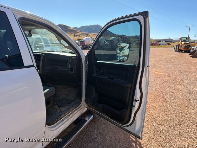 image for item FM7667 2018 RAM 3500 Crew Cab flatbed pickup truck
