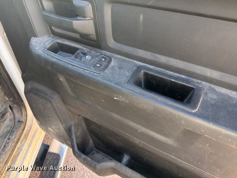 image for item FM7667 2018 RAM 3500 Crew Cab flatbed pickup truck