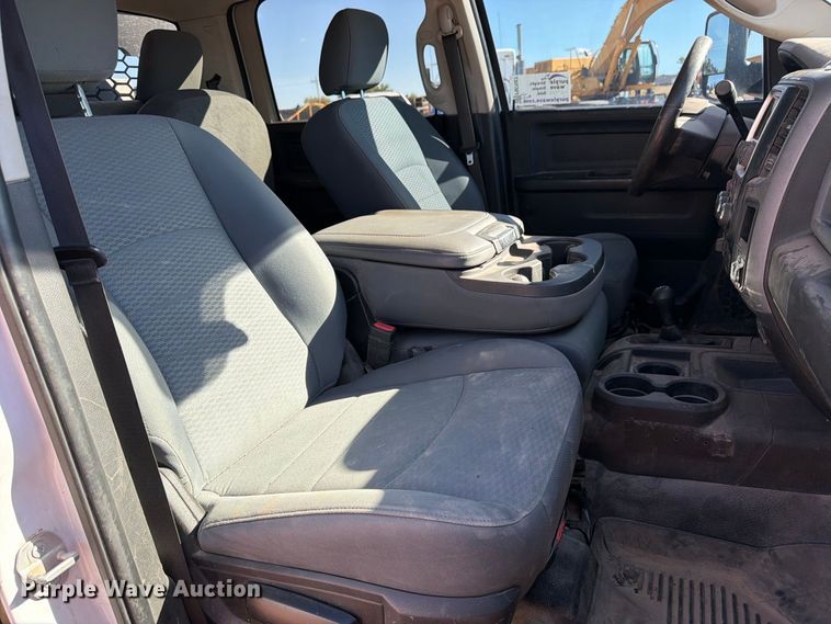 image for item FM7667 2018 RAM 3500 Crew Cab flatbed pickup truck