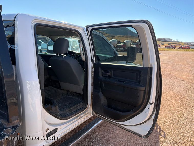 image for item FM7667 2018 RAM 3500 Crew Cab flatbed pickup truck