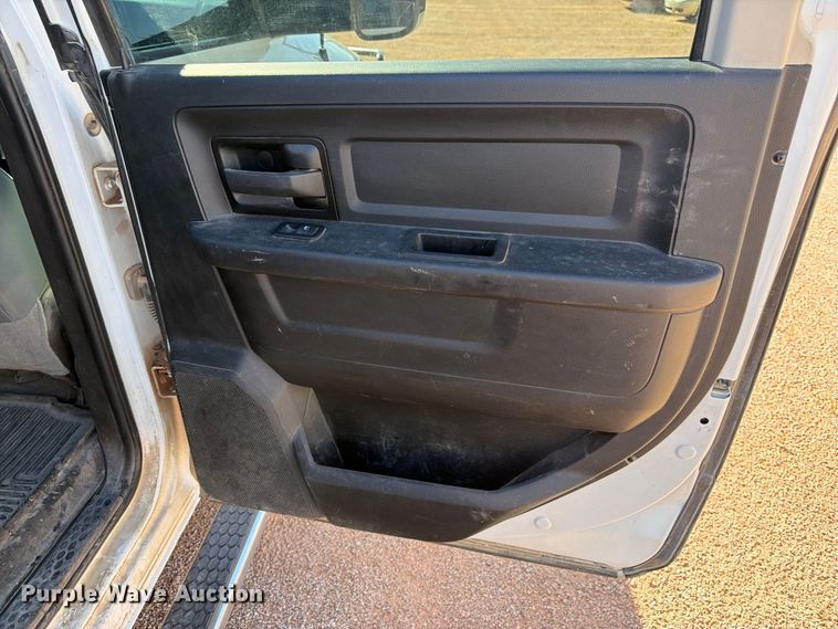 image for item FM7667 2018 RAM 3500 Crew Cab flatbed pickup truck