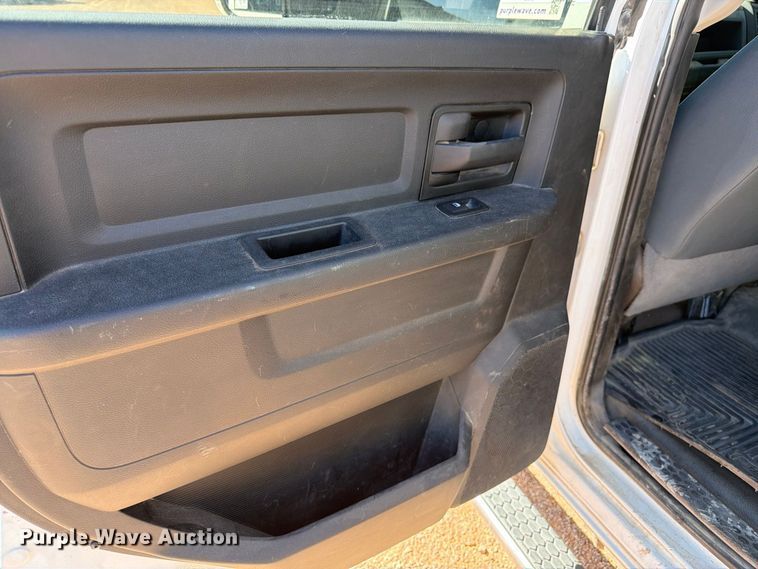 image for item FM7667 2018 RAM 3500 Crew Cab flatbed pickup truck