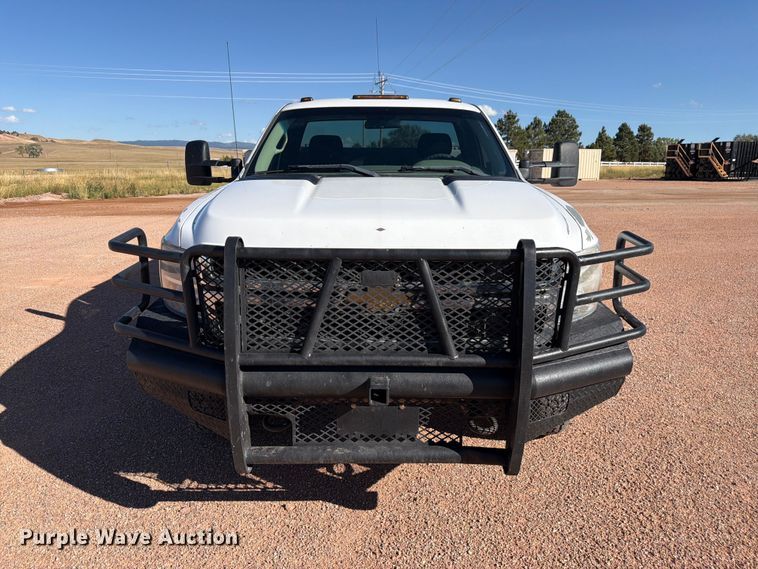 image for item FM7678 2011 Chevrolet Silverado 3500HD utility bed pickup truck