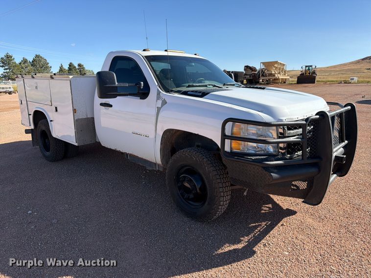 image for item FM7678 2011 Chevrolet Silverado 3500HD utility bed pickup truck