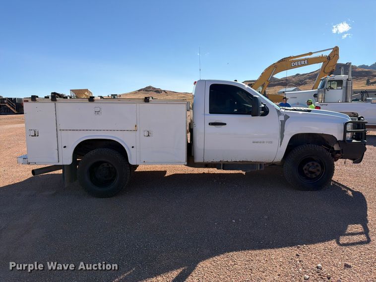 image for item FM7678 2011 Chevrolet Silverado 3500HD utility bed pickup truck