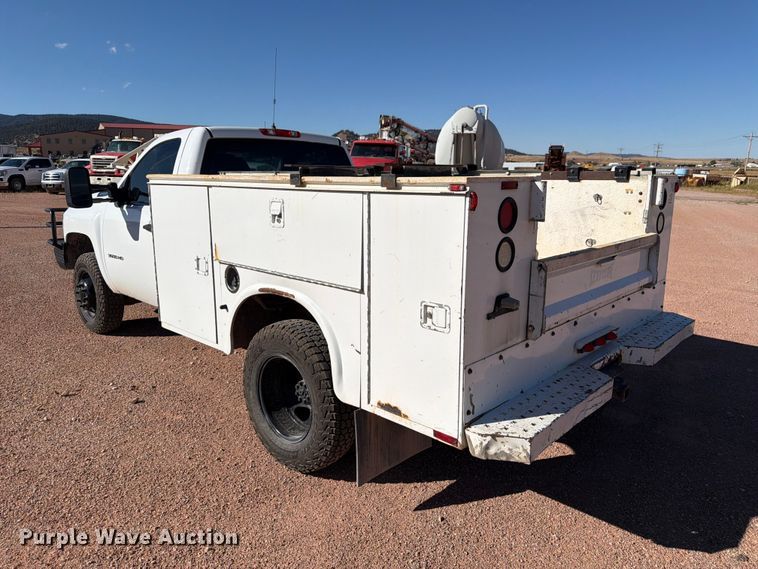 image for item FM7678 2011 Chevrolet Silverado 3500HD utility bed pickup truck