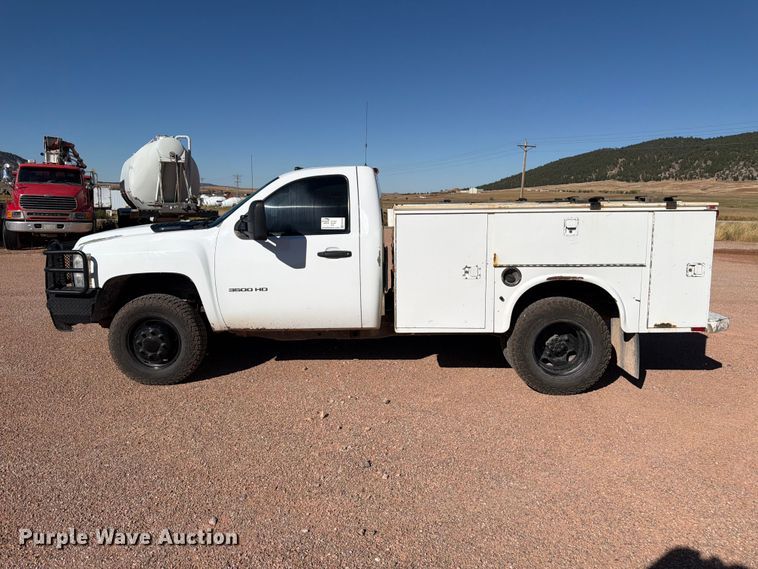 image for item FM7678 2011 Chevrolet Silverado 3500HD utility bed pickup truck