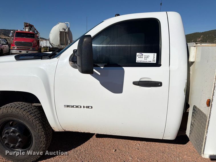 image for item FM7678 2011 Chevrolet Silverado 3500HD utility bed pickup truck
