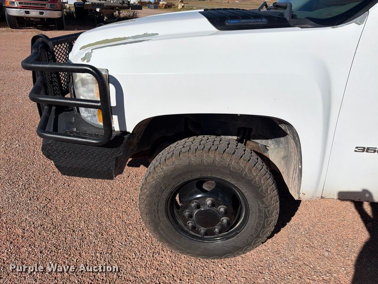image for item FM7678 2011 Chevrolet Silverado 3500HD utility bed pickup truck