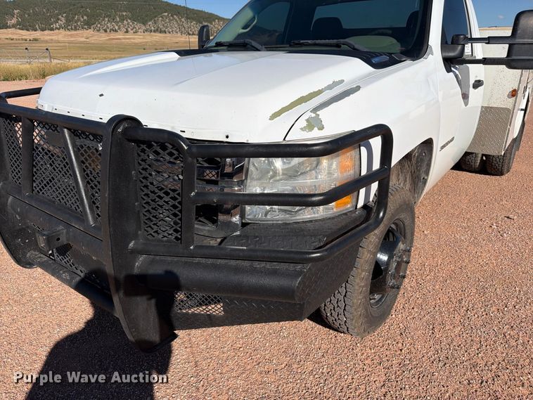image for item FM7678 2011 Chevrolet Silverado 3500HD utility bed pickup truck