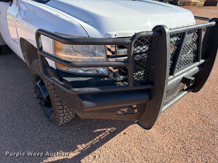 image for item FM7678 2011 Chevrolet Silverado 3500HD utility bed pickup truck