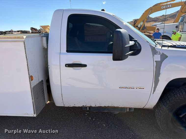 image for item FM7678 2011 Chevrolet Silverado 3500HD utility bed pickup truck
