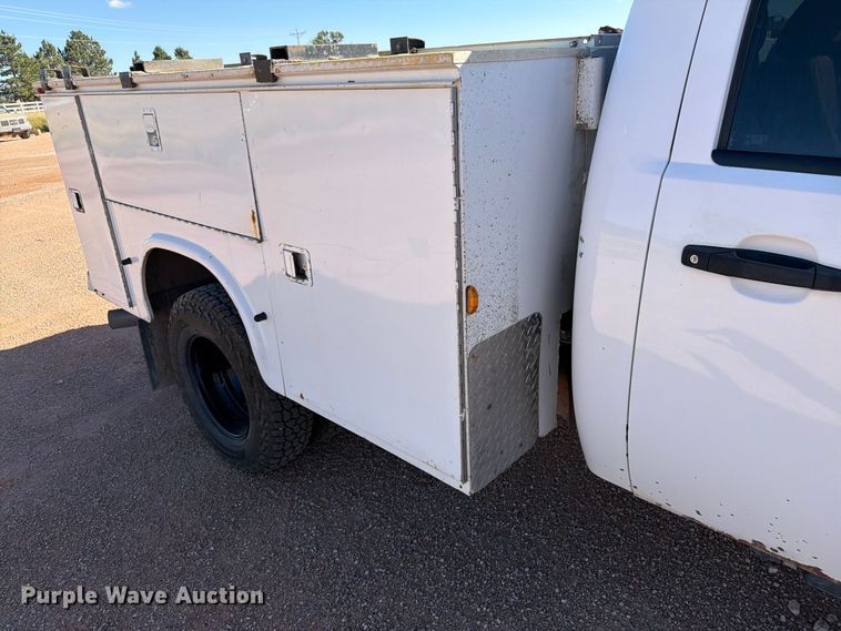 image for item FM7678 2011 Chevrolet Silverado 3500HD utility bed pickup truck