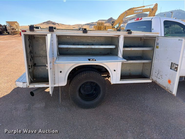 image for item FM7678 2011 Chevrolet Silverado 3500HD utility bed pickup truck