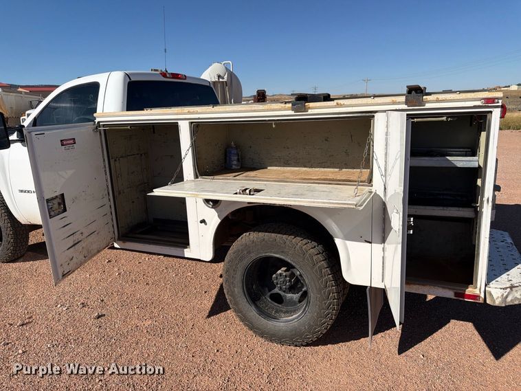 image for item FM7678 2011 Chevrolet Silverado 3500HD utility bed pickup truck