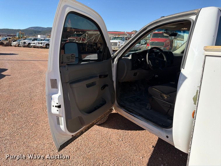 image for item FM7678 2011 Chevrolet Silverado 3500HD utility bed pickup truck