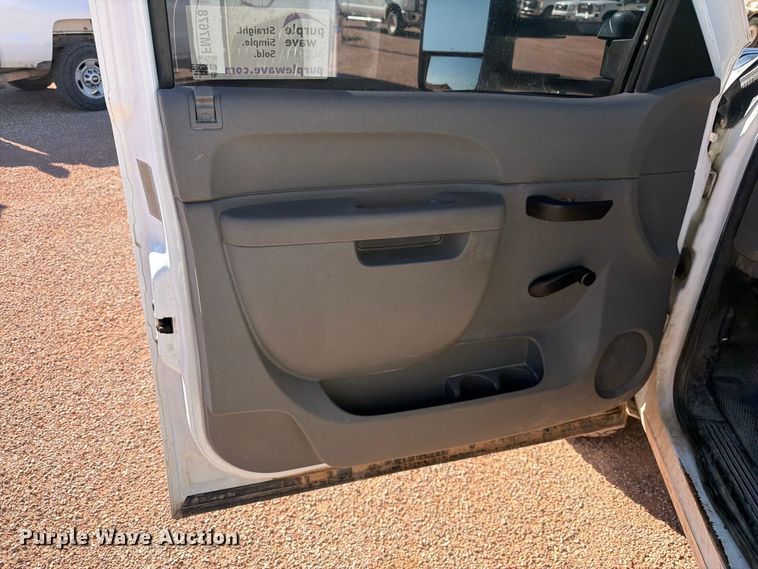 image for item FM7678 2011 Chevrolet Silverado 3500HD utility bed pickup truck