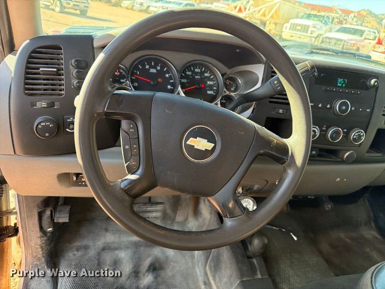 image for item FM7678 2011 Chevrolet Silverado 3500HD utility bed pickup truck