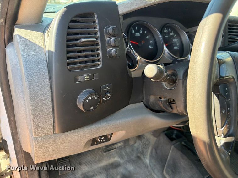 image for item FM7678 2011 Chevrolet Silverado 3500HD utility bed pickup truck