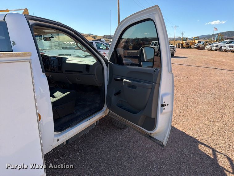 image for item FM7678 2011 Chevrolet Silverado 3500HD utility bed pickup truck