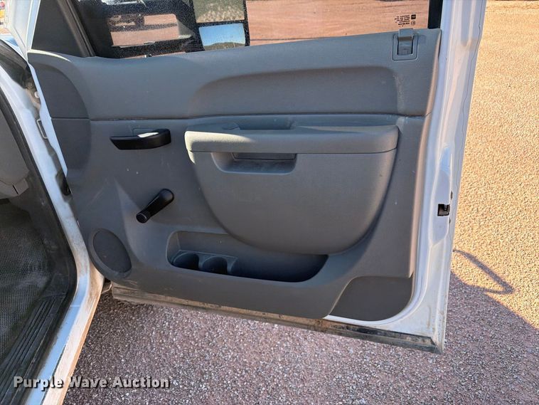 image for item FM7678 2011 Chevrolet Silverado 3500HD utility bed pickup truck