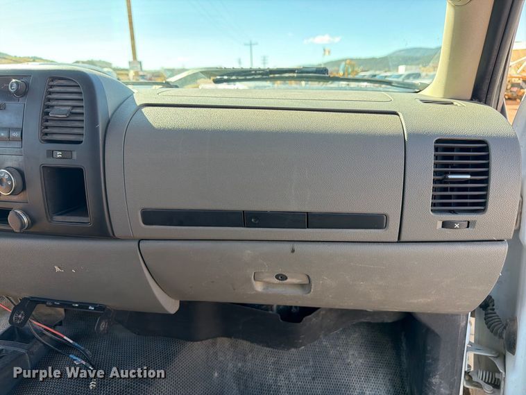 image for item FM7678 2011 Chevrolet Silverado 3500HD utility bed pickup truck