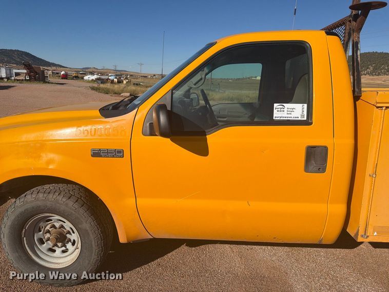image for item FM7679 2000 Ford F250 utility bed pickup truck