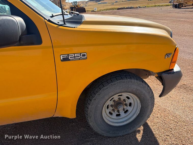 image for item FM7679 2000 Ford F250 utility bed pickup truck
