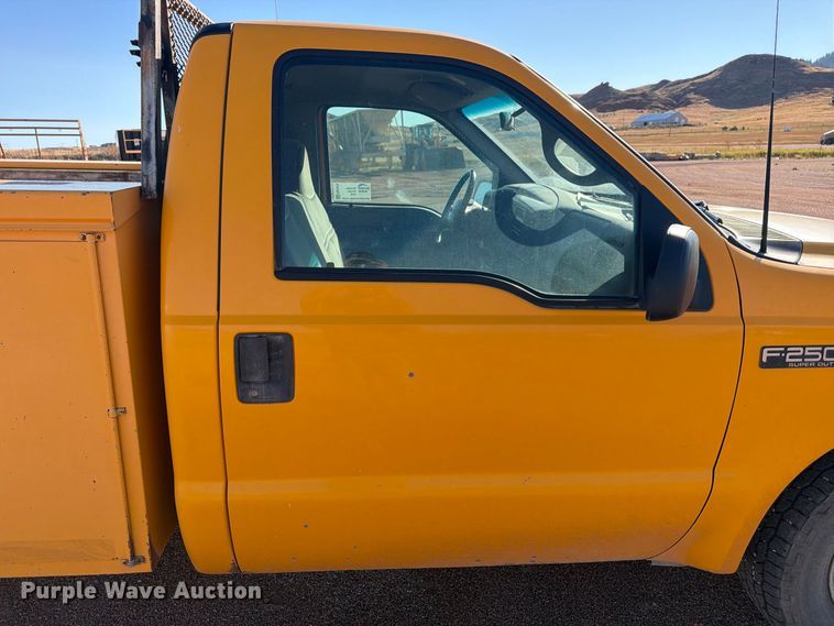 image for item FM7679 2000 Ford F250 utility bed pickup truck