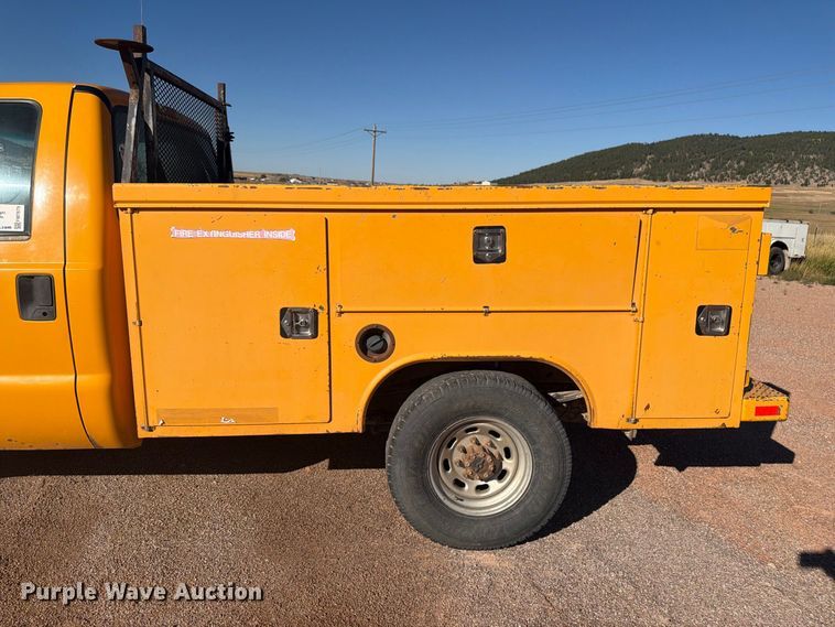 image for item FM7679 2000 Ford F250 utility bed pickup truck