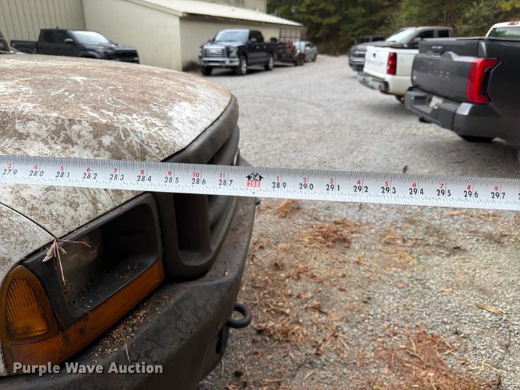 image for item FN2038 2001 Ford F450 Super Duty flatbed truck
