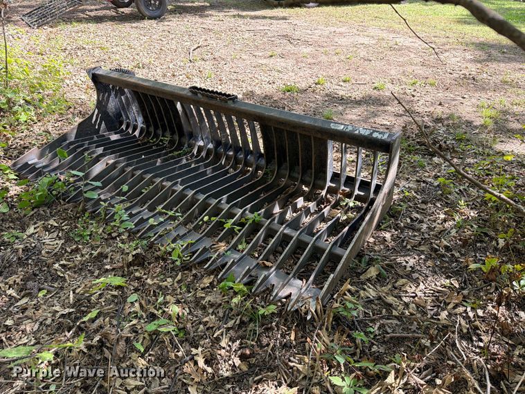 Caterpillar skid steer rock bucket