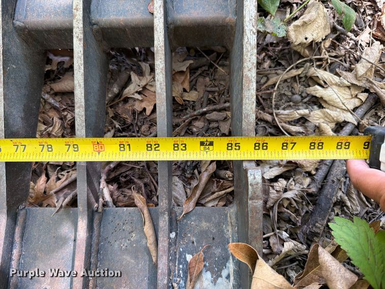 image for item FN5863 Caterpillar skid steer rock bucket