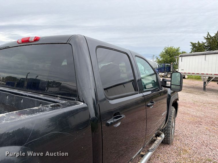 image for item FP3096 2013 Chevrolet Silverado 2500HD Crew Cab pickup truck