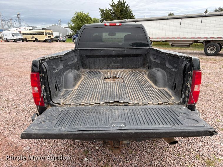 image for item FP3096 2013 Chevrolet Silverado 2500HD Crew Cab pickup truck