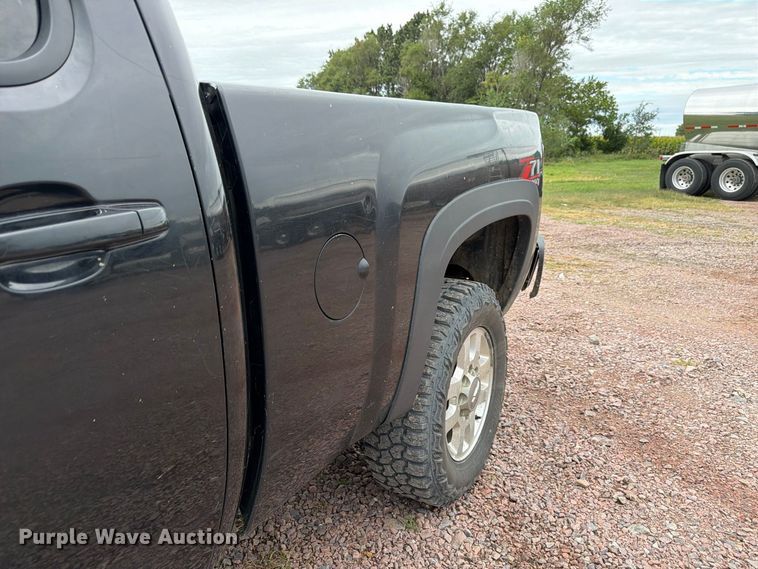 image for item FP3096 2013 Chevrolet Silverado 2500HD Crew Cab pickup truck