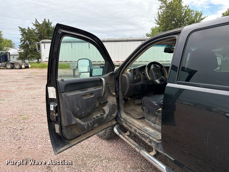 image for item FP3096 2013 Chevrolet Silverado 2500HD Crew Cab pickup truck
