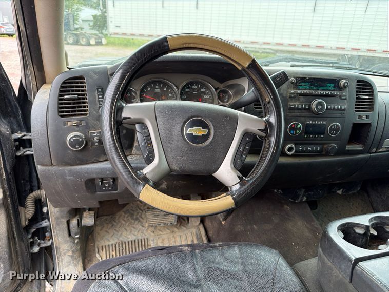 image for item FP3096 2013 Chevrolet Silverado 2500HD Crew Cab pickup truck